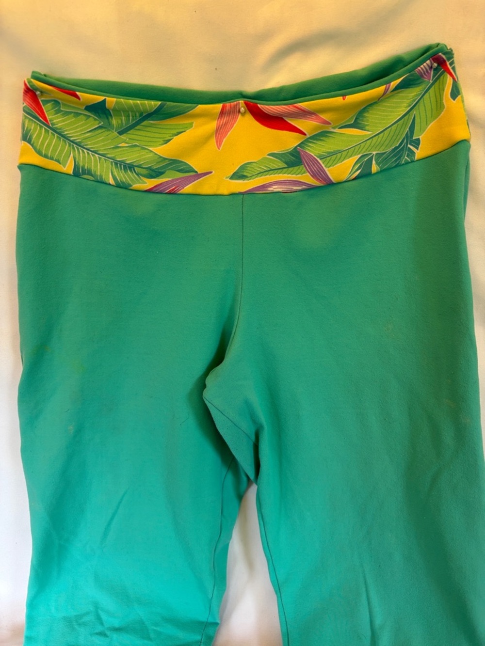 TURQUOISE WOMEN’s CAPRI YOGA LEGGINGS WITH TROPICAL PRINT WAISTBAND - - Picture 7 of 12